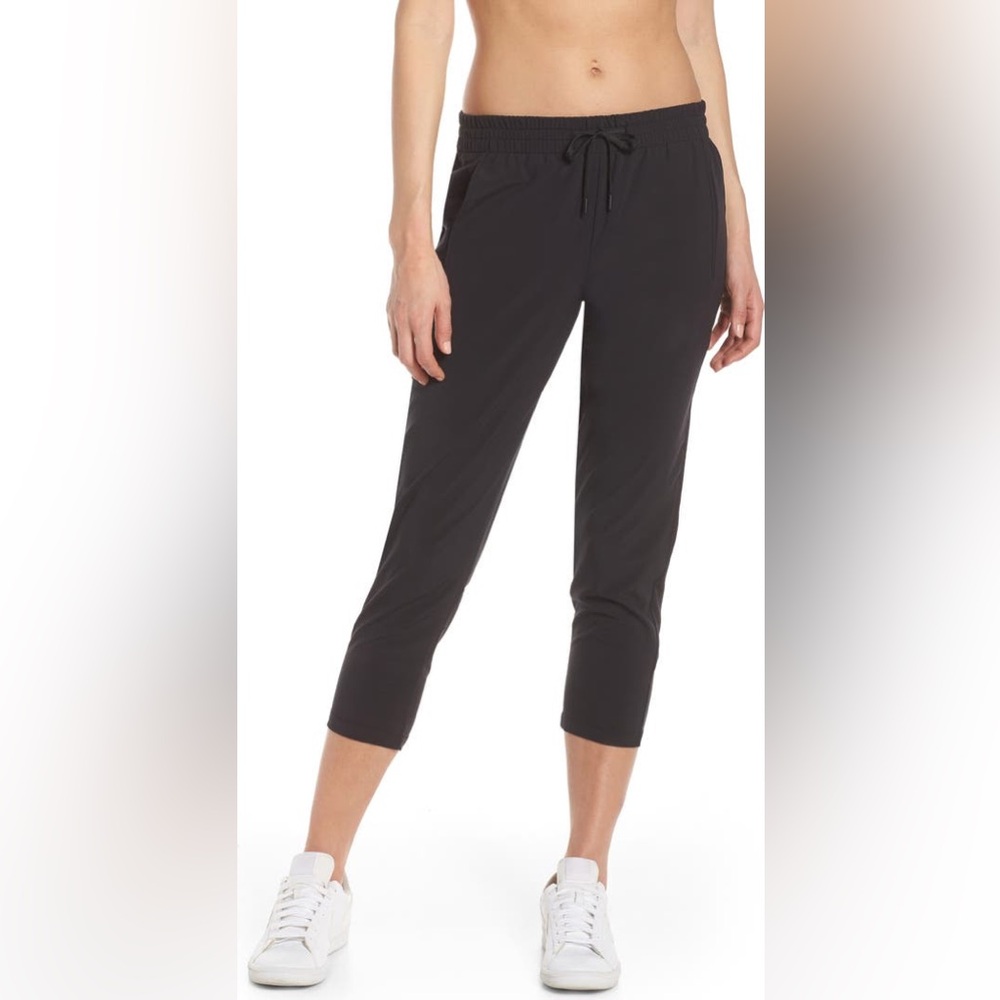 Adapt Stretch Crop Pants
Zella